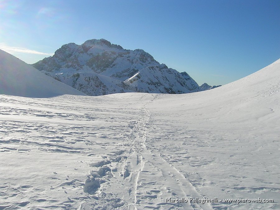 05  La lieve traccia lasciata dagli sci alpinisti.JPG